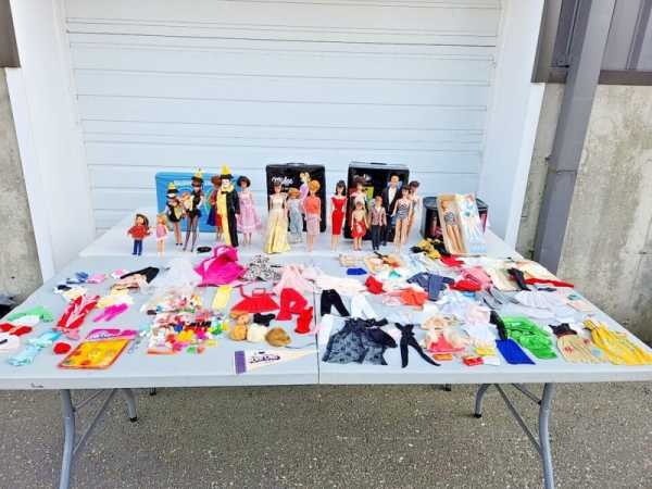 Vintage Mattel Barbie 17 Doll Lot W/Storage Cases Clothes Accessories