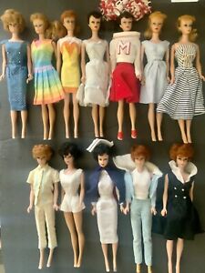 VINTAGE 1960S BARBIE LOT OF 12 INC. PONYTAILS & BUBBLECUTS AND CLOTHES LOT