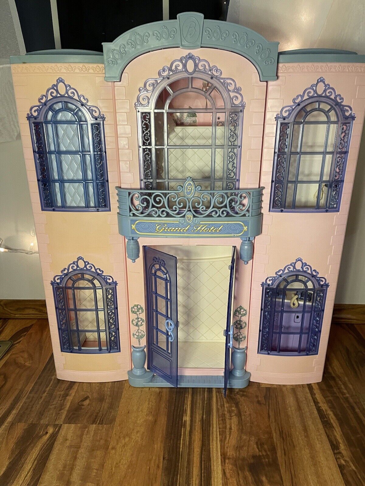Vintage Mattel Barbie Grand Hotel with Elevator and Working Phones 2001 Rare!