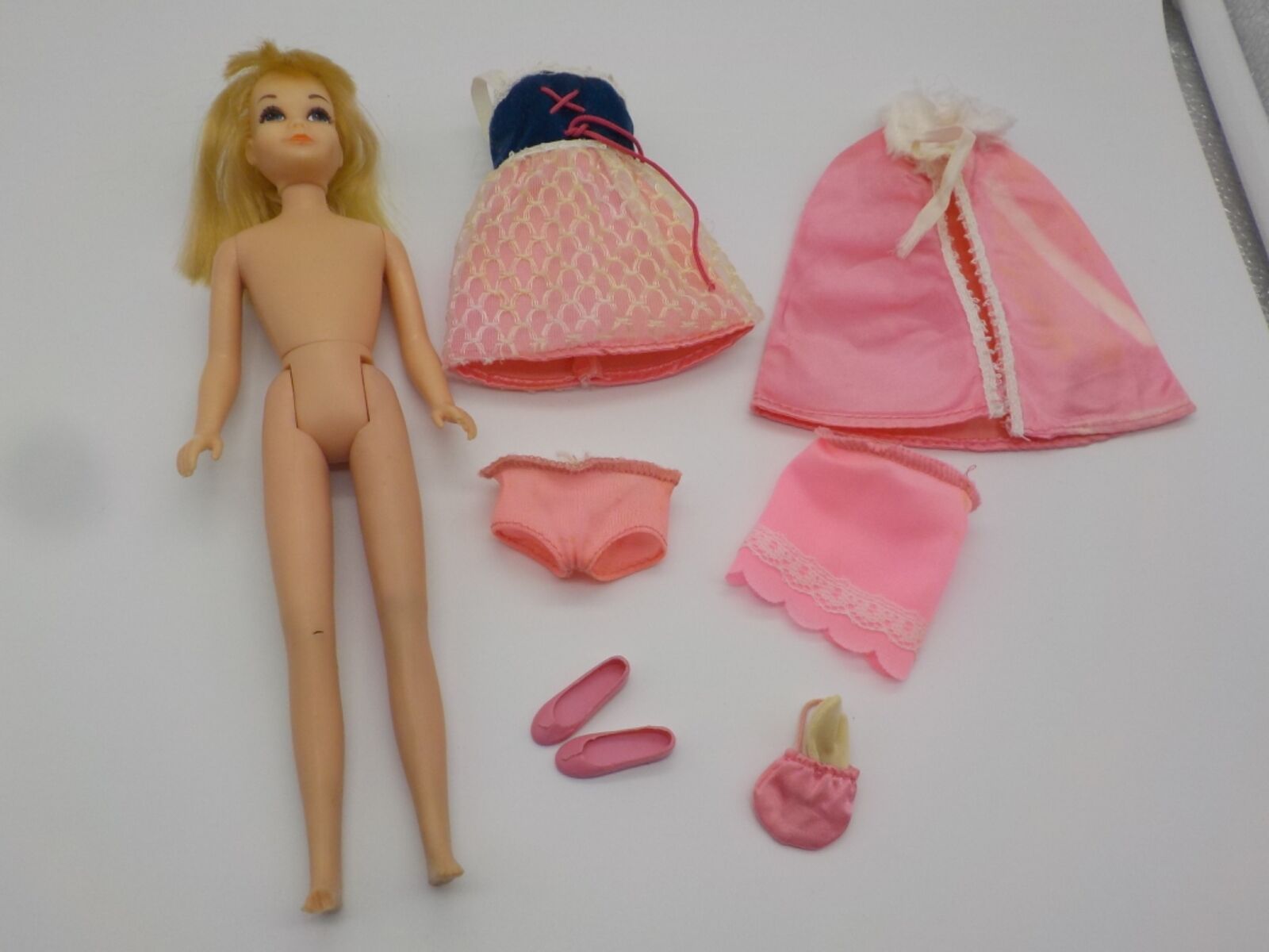 Barbie VINTAGE 1976 EUROPEAN PARTY TIME SKIPPER Doll w/ 2284 Heubsch Kombiniert