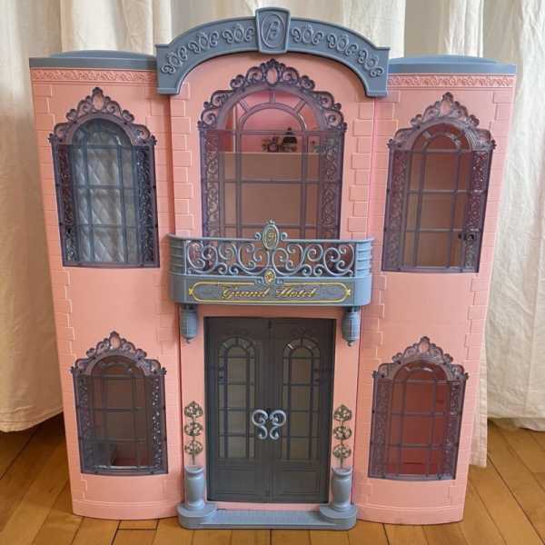 Mattel 2001 Barbie Grand Hotel W/ Accessories, Working Phone/Elevator