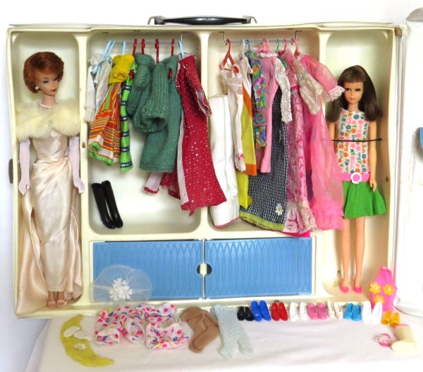 VINTAGE MATTEL BUBBLECUT BARBIE & TNT FRANCIE IN CASE WITH CLOTHES, SHOES, JAPAN