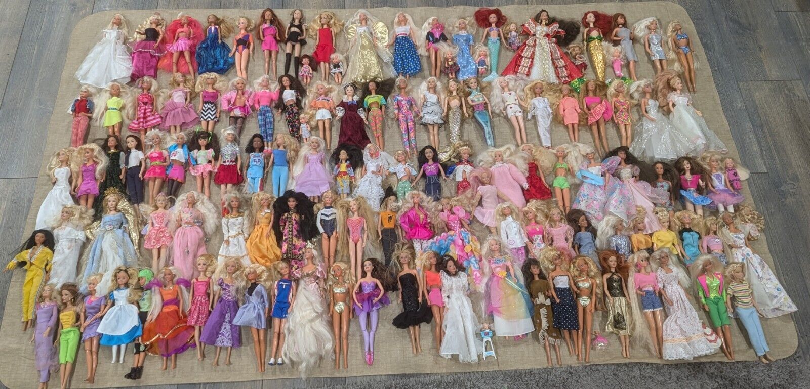 Massive 112  Vintage Barbies Mattel Fashion Dolls  Lot + Clothes & Accessories