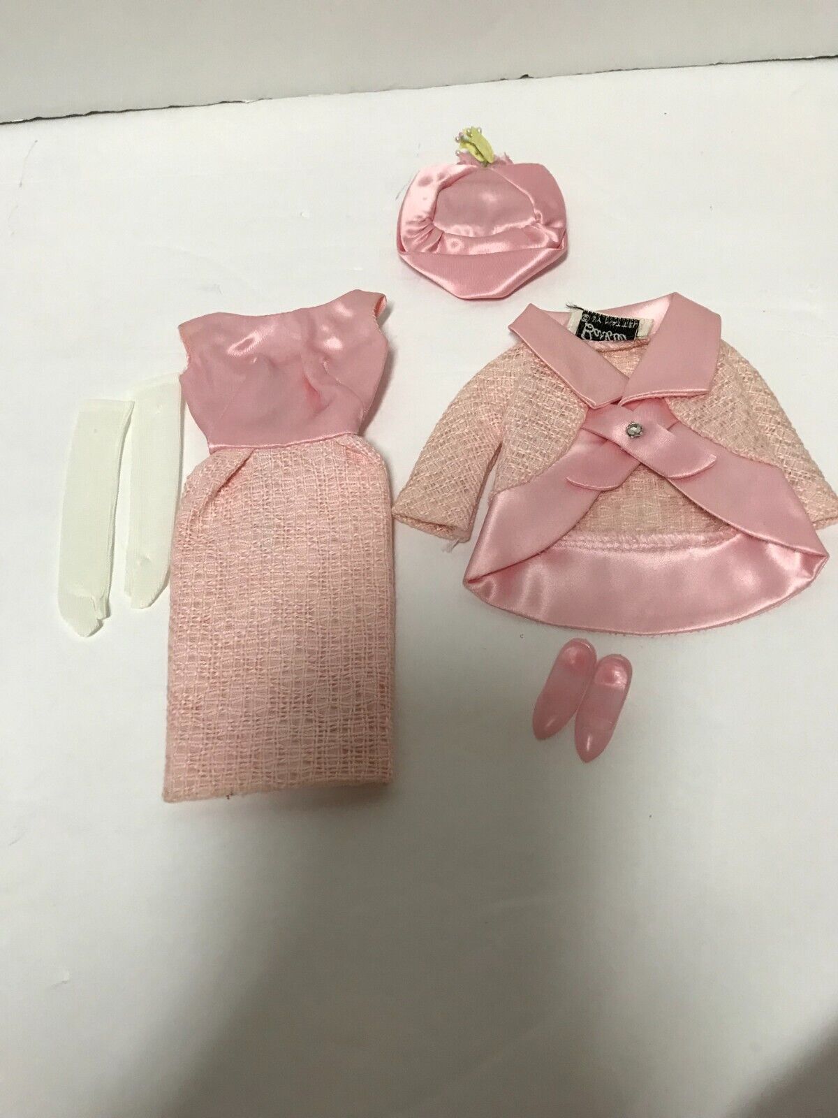VINTAGE BARBIE FASHION LUNCHEON COMPLETE MINT