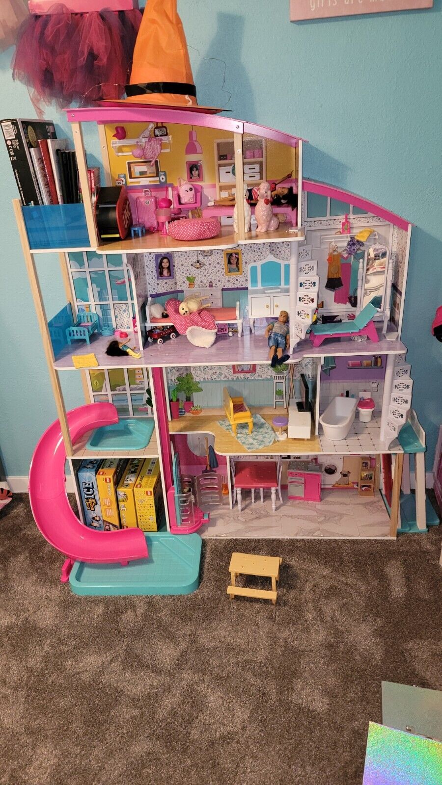 Barbie House Whit Furniture.  Barbie DREAM R.V. Barbie CAR. 30 Barbie Dolls.