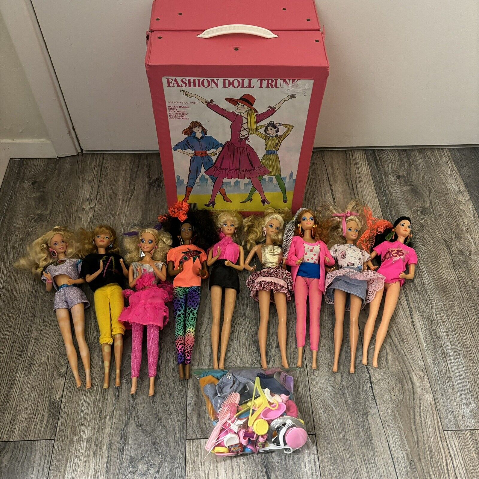Mattel 1966 Barbie Rockers Doll? Twist And Turn Case And Loose Accesories Lot 9