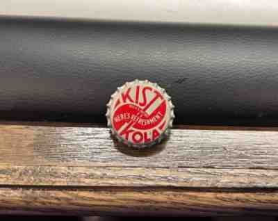 VINTAGE UNUSED KIST KOLA COLA SODA POP BEVERAGE CORK BOTTLE CAP / CROWN