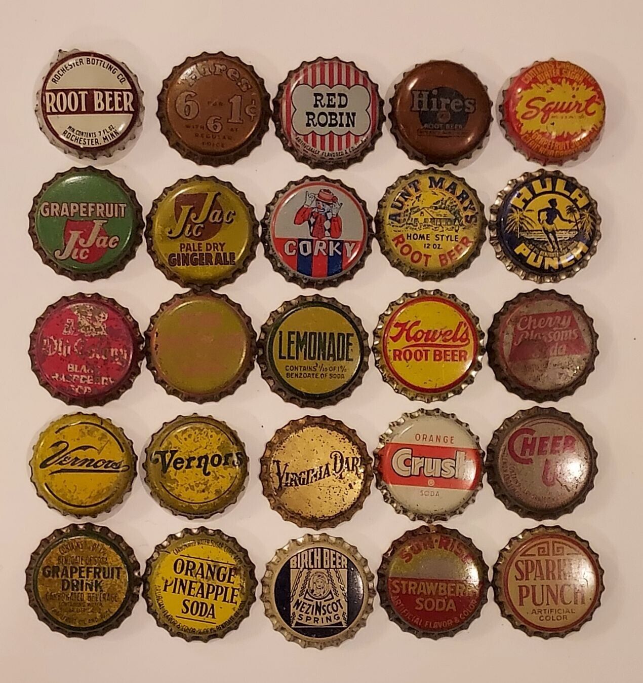Twenty-five (25) diff. 1940s/50s cork-lined SODA BOTTLE CAPS / CROWNS - WOW !!