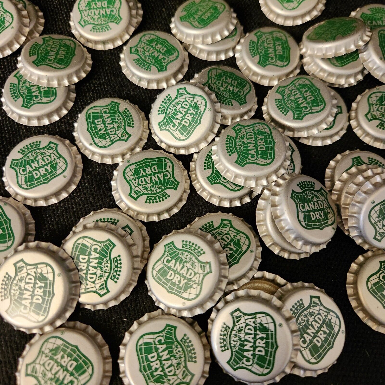 50 Canada Dry Glass Bottle Caps Vtg Plastic Crown Soda Ginger Ale NOS Rare 70's
