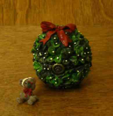 Details about   Boyds Bear Klaus's Mistletoe With Smooch McNibble Treasure Box 1E 4041891 NIB 