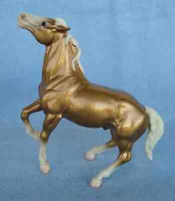 Breyer 1963 Glossy Gold Cham Diablo Semi-Rearing Mustang. #3085. GORGEOUS!!!!!