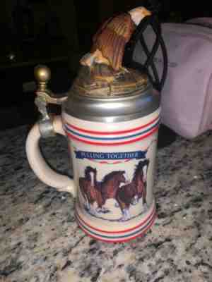 VERY RAREANHEUSER BUSCH BUDWEISER 1995 PULLING TOGETHER FOR THE UNITED WAY STEIN