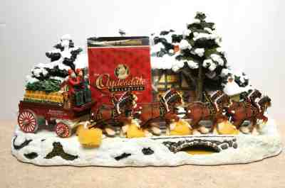 Anheuser Busch Budweiser CLYD15 Sculpted Clydesdale Holiday Scene Figurine