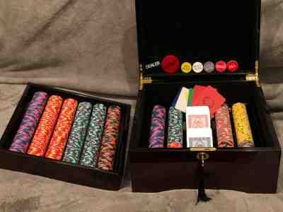 Paulson Top Hat and Cane poker chip set, 750 clay chips and accessories