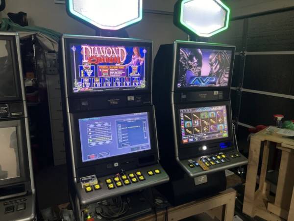 IGT  AVP slot machine Multi Denom, Now with Hold ‘Em! Roulette, diamond Queen!