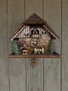 Vintage Swiss Chalet-Style Large Musical Cuckoo Clock - Der Frohliche Wanderer