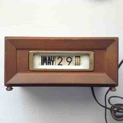 Numechron Tymeter model 860 Electric Pennwood calendar television clock rare