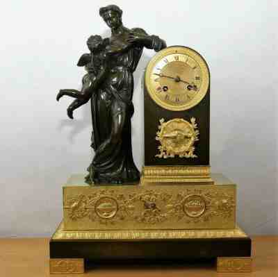 Antique French patinated bronze ormolu mantel clock „Woman with cupido“ 1830