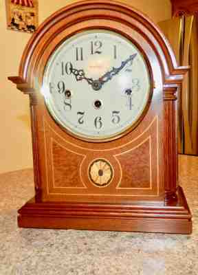 ****BEAUTIFUL 8 DAY KEY-WOUND WESTMINSTER BARRISTER MANTEL CLOCK*****