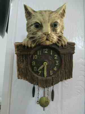 1931 KITTY KAT PENDULETTE CLOCK No 335 WHITE CAT LOOKING OVER TOP OF FENCE 