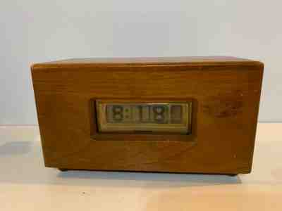 Vintage Pennwood Numechron Electric Desk Clock Model #900