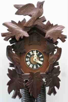 NICE LARGE GERMAN BLACK FOREST 3 BIRD CARVED WORKING MAHOGANY 8 DAY CUCKOO CLOCK