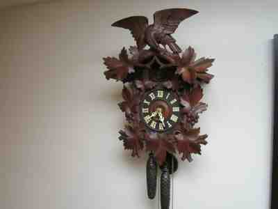 LARGE ANTIQUE 1910 GEBRUDER KUNER EAGLE TOP BLACK FOREST CUCKOO CLOCK RUNNING