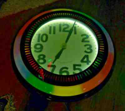 VINTAGE NEON SPINNER CLOCK "CHASING RAINBOWS" 1983 VERY GOOD CONDITION COLORFUL