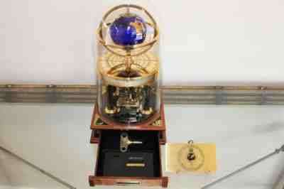 RARE ROYAL GEOGRAPHICAL SOCIETY MILLENNIUM Terrestrial World FRANKLIN MINT CLOCK