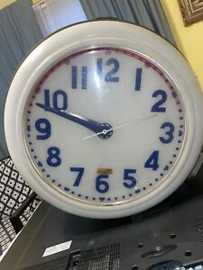 Electric Neon Clock Company 1950’s, 26in Diameter.
