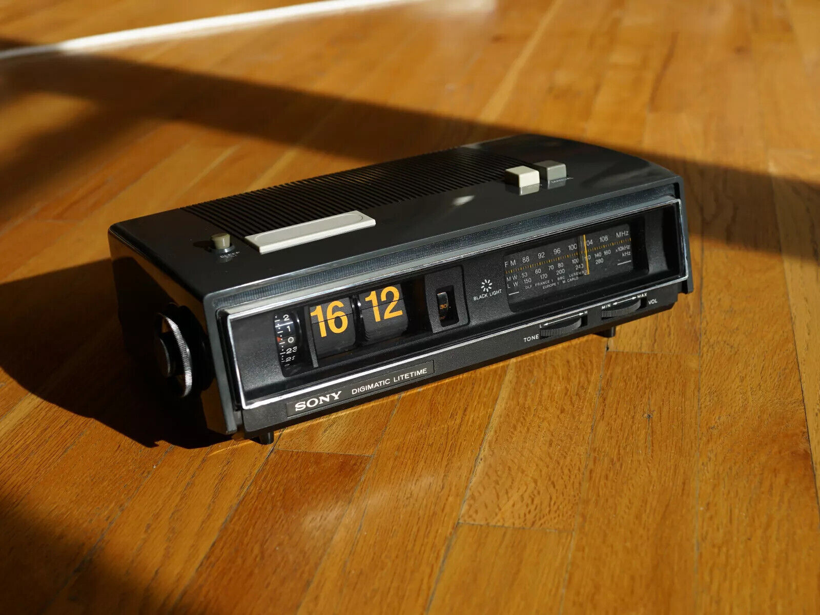 Sony Flip Clock Black Light Alarm Vintage Radio Danish Style Restored 60-50 Hz