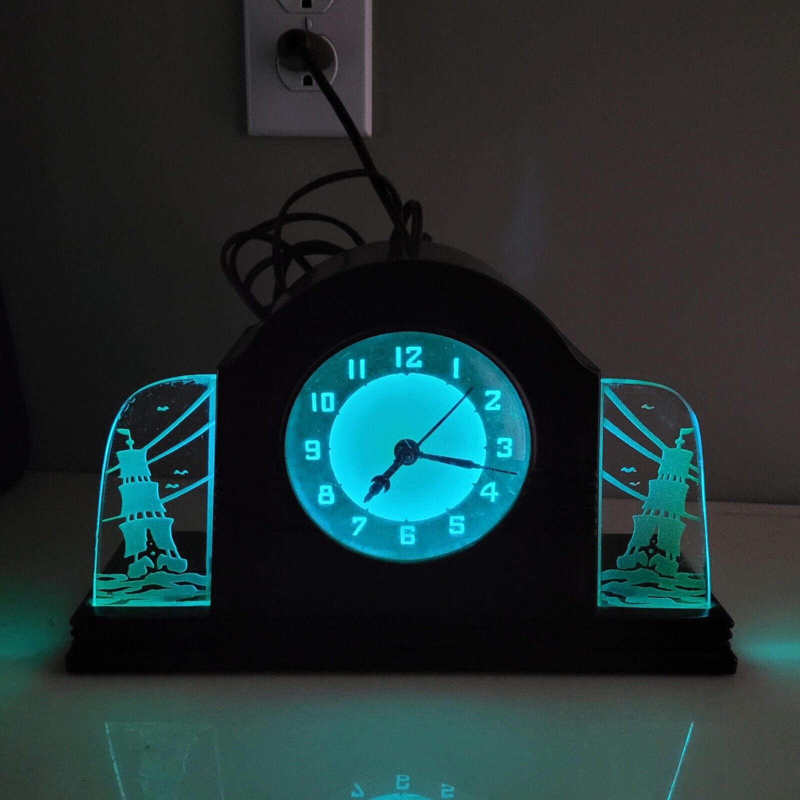 Lackner NASSAU Neon Glo Bakelite Electric Clock Sand Blasted Schooner Panels