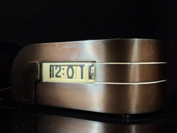 Lawson 304 Zephyr Desk Clock. 1930's California Streamline Moderne Design