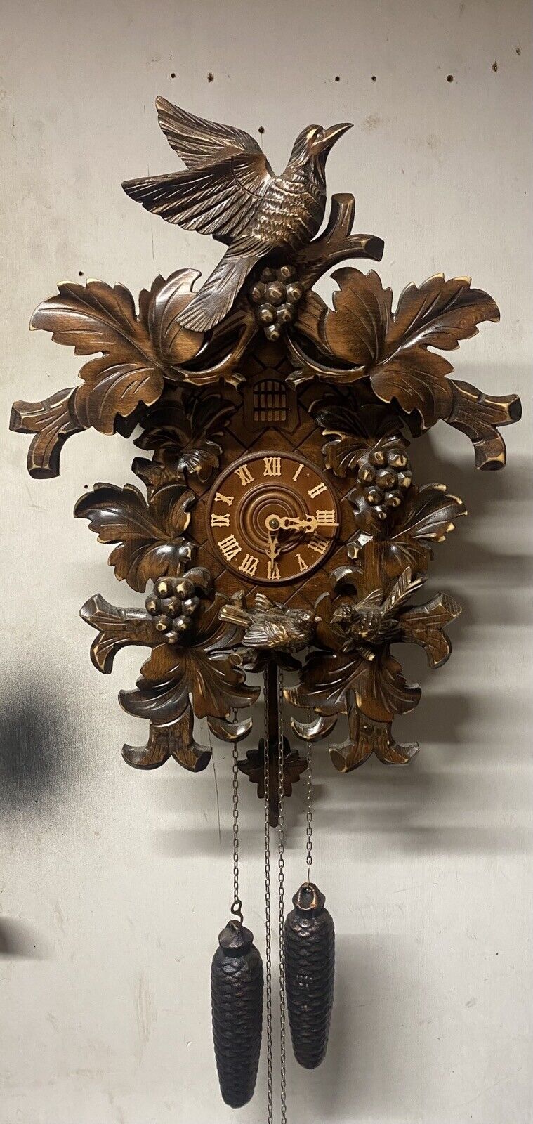 UNIQUE BLACK FOREST 8 Day CUCKOO CLOCK with shut off Grape Leaves & Bird Family