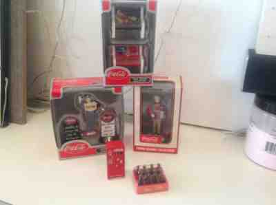 COCA COLA TOWN SQUARE COLLECTION Lot Of 5 Bench Set Man W Coke Sign Vending Bott