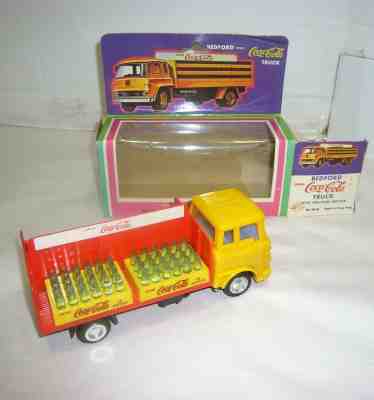 COCA-COLA FRICTION BEDFORD DELIVERY TRUCK W/1950'S CASES NMIB