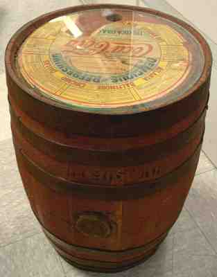 CIRCA 1930s VINTAGE WOODEN CORKED AUTHENTIC COCA-COLA 5 GALLON SYRUP BARREL (ST)