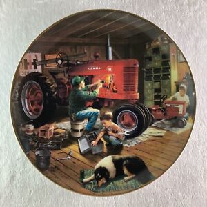 FOREVER RED Farmall Plate Charles Freitag Danbury Mint Shop Repairs Kids & Dog