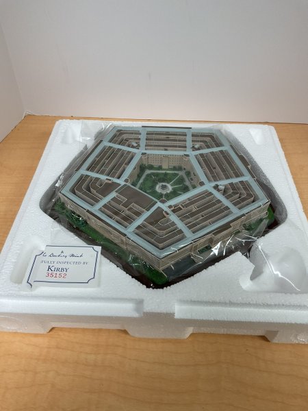 Danbury Mint The Pentagon Replica Washington D.C. w/Box No papers