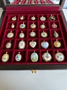 Vintage Danbury Mint 25 Pendants of The Worlds Greatest Porcelain Houses w/Case