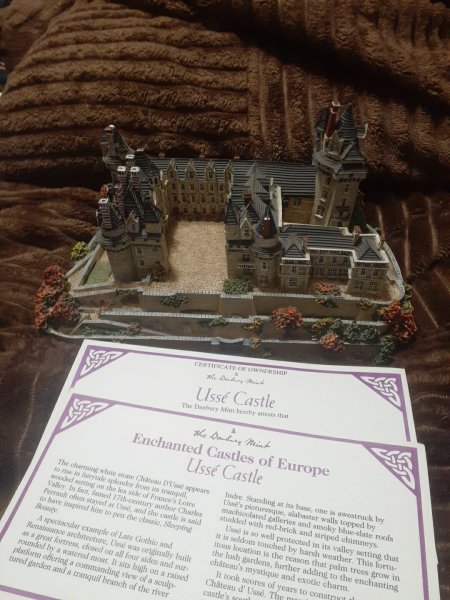 See Images!! Danbury Mint "Usse Castle" Enchanted Castles of Europe 1994