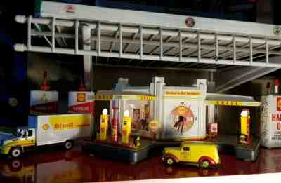 Vintage Lighted Mini Shell Gas Station by Danbury Mint !
