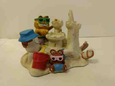 Vintage 1981 The Danbury Mint Garfield Crowning Achievement Figurine  hd1823