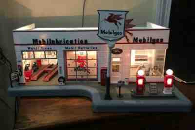 Danbury Mint Mobil Gas Service Station Display Light Up Model W/Clock