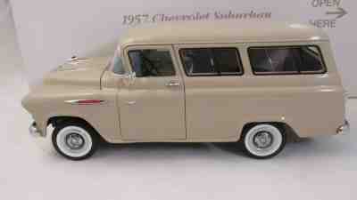 Danbury Die Cast Model Car Collection. 1/24. 1957 Chevy Suburban .UNDISPLAYED NR