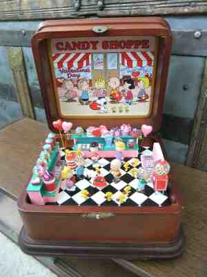 PEANUTS VALENTINE'S DAY WOOD MUSIC BOX DANBURY MINT CHARLIE BROWN SNOOPY LINUS