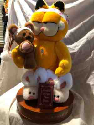 Danbury Mint Bedtime For Garfield Plush Figure With Wooden Stand