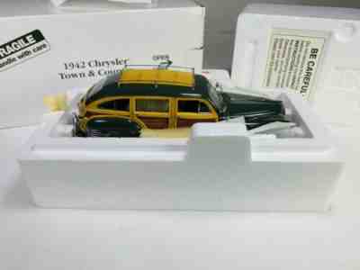 Danbury Mint 1942 Chrysler Town & Country 1:24 Scale Diecast Car Green