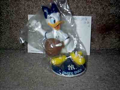 THE DANBURY MINT DISNEY NEW YORK YANKEES DAISY DUCK FIGURINE NEW WITH COA