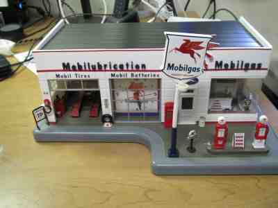 Danbury Mint Mobil Gas Service Station Display Light Up Model W Clock NICE
